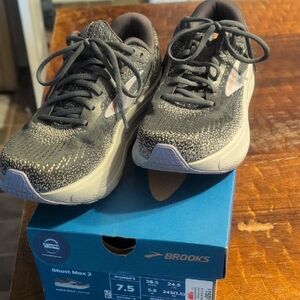 Brooks Ghost Max 2 Charcoal Sneakers